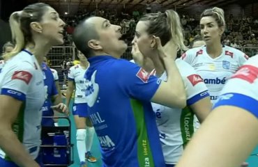 В Бразилии волейболистки разругались в тайм-ауте. Тренеру пришлось затыкать им рты женский волейбол, бразилия, скандал, тайм-аут