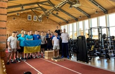 Зв’язуючий Синиця тренується зі збірною U22 чоловічий волейбол, юрій синиця, збірна україни ю22, національна збірна україни, тренувальний збір