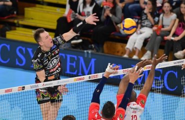 Плотницький з “Перуджею” виграли першу гру за “бронзу” чемпіонату Італії чоловічий волейбол, чемпіонат італії з волейболу, перуджа суперліга італії з волейболу, олег плотницький, український волейболіст, матч з бронзові нагороди, результати гри, світовий волейбол