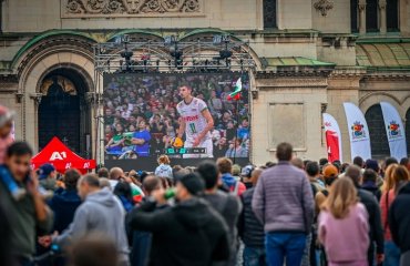 Болгарія жила фіналом: тисячі вболівальників дивилися матч на площі чоловічий волейбол, збірна болгарії з волейболу, болгарія фінал, чемпіонат світу з волейболу, фанати, екран