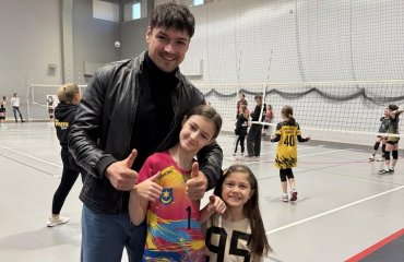 Майбутня зірка? Донька Василя Тупчія вже віддає татові паси (ВІДЕО) чоловічий волейбол, василь тупчій, відео дня, волейбол україна, збірна україни з волейболу, відео з донькою, вк барком-кажани львів, родина тупчій, український волейболіст