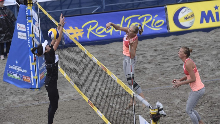 Валентина Давидова и Евгения Щипкова Україна прийме три мiжнародних турнiра з пляжного волейболу