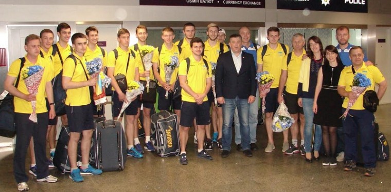 Молодіжна збірна України U-21 Зустріч в аеропорту Бориспіль молодіжної збірної України після виходу на ЧС-2017 (ВІДЕО)