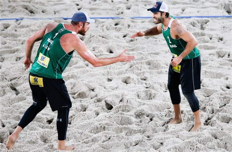 Бразильские пляжники Элиссон и Бруно Лучшие фото матчей Мирового тура в Рио