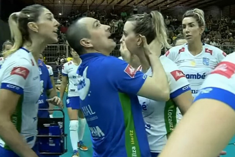  В Бразилии волейболистки разругались в тайм-ауте. Тренеру пришлось затыкать им рты