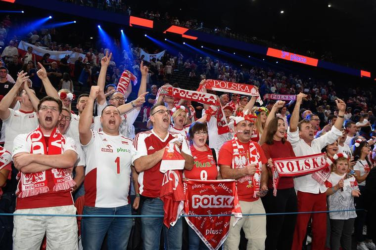 Вболівальники збірної Польщі Вболівальники можуть потрапити на матчі збірної Польщі у вигляді аватарів