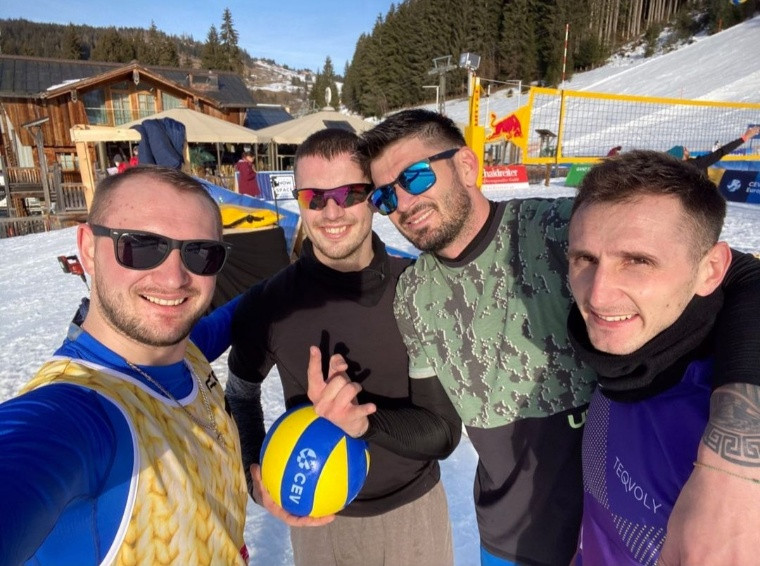 Тарас Свередюк, Михайло Скукіс,  Максим Кузмін та Юрій Бокшан Українці вийшли у чвертьфінал європейського туру з волейболу на снігу