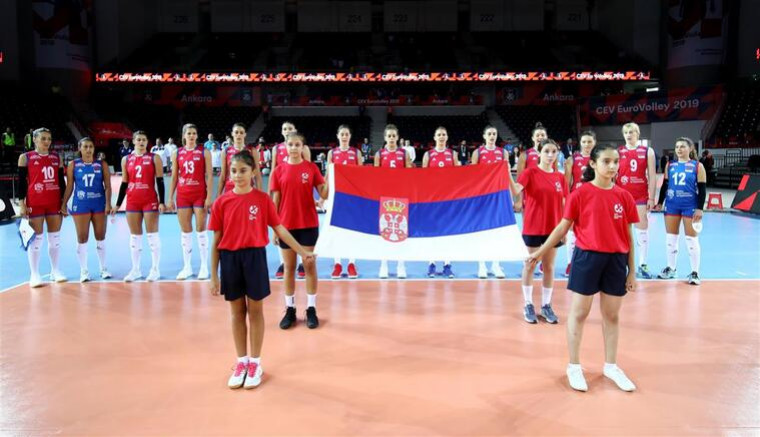 Жіноча збірна Серюії Сербська волейболістка в матчі з Таїландом показала "вузькі очі". Федерація вибачилася за расизм (ВІДЕО)