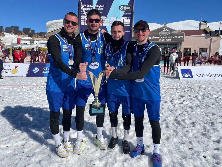 Збірна України Українці завоювали срібні нагороди європейського туру з волейболу на снігу