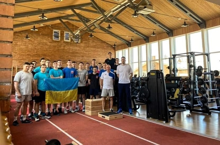 Юрій Синиця та збірна України U18 Зв’язуючий Синиця тренується зі збірною U22