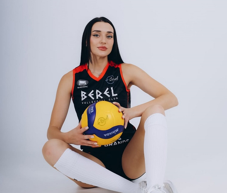 Тетяна Яцків Краса, харизма, погляд: Тетяна Яцків здивувала яскравою фотосесією у формі (ФОТО)