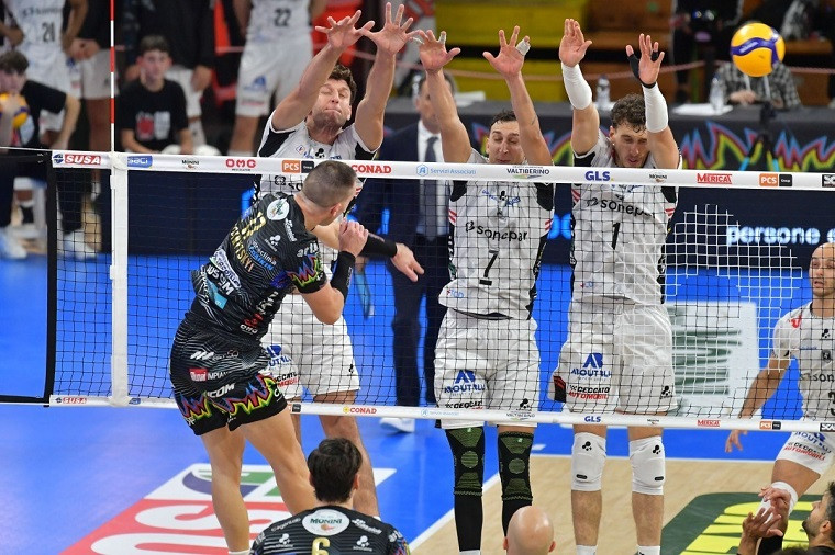 Олег Плотницький Олег Плотницький – у символічній команді 3-го туру італійської Суперліги