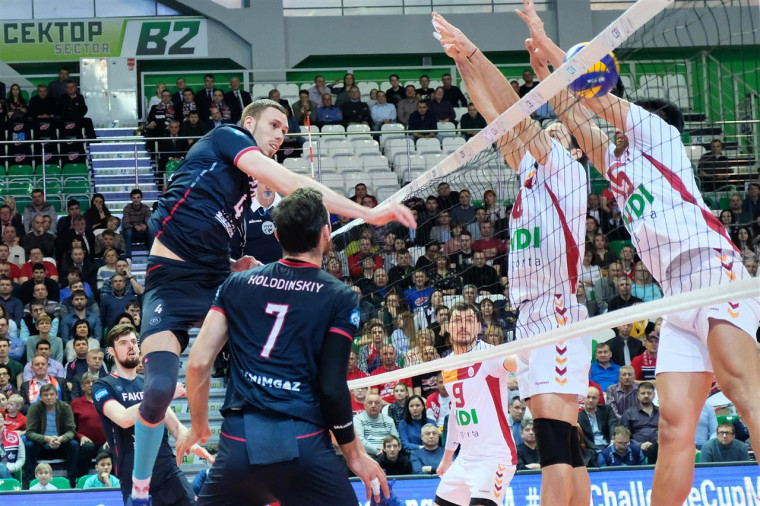 "Факел" - "Галатасарай" "Факел" и "Шомон" выиграли первые матчи полуфинала Кубка Вызова