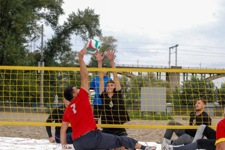 Не сломлены духом. В Днепре прошел турнир по пляжному волейболу сидя (ФОТО)