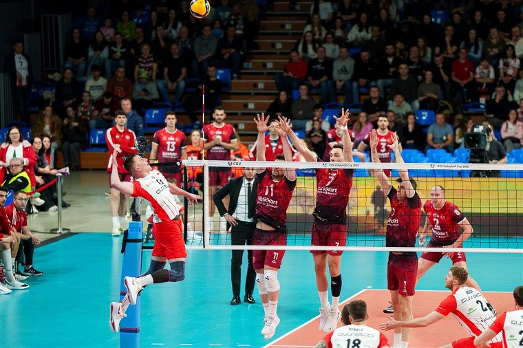 “Зіраатбанк” - “Ресовія” “Зіраатбанк” здолав “Ресовію” у першому фіналі Кубка ЄКВ