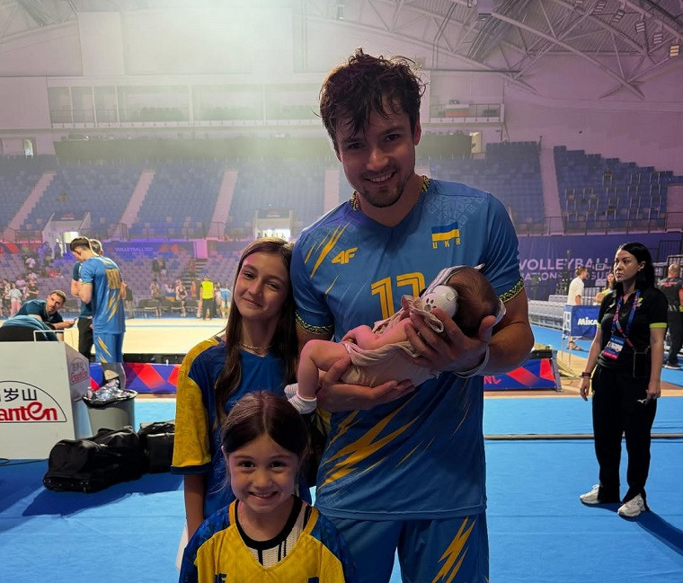 Василь Тупчій зі своїми трьома доньками Фото дня