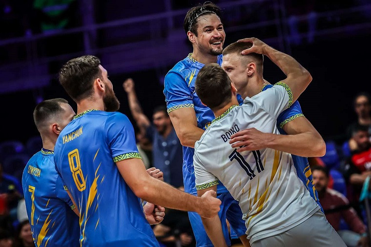 Національна збірна України з волейболу “Жити з тренером чи без телефону?”: Тупчій питає, команда відповідає (ВІДЕО)