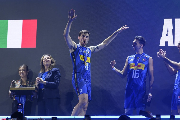 Сімоне Анзані Дворазовий чемпіон світу Анзані оголосив про завершення кар'єри в збірній Італії