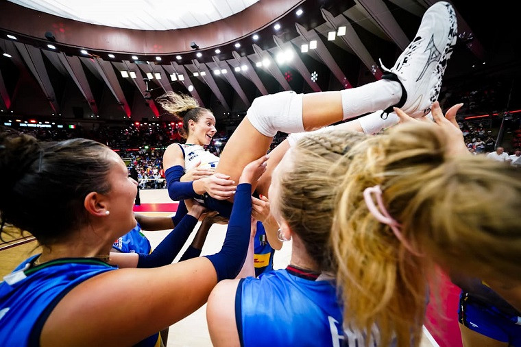 Моніка Де Дженнаро Ліберо Моніка Де Дженнаро оголосила про завершення кар’єри у збірній Італії